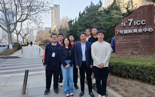 请学生喝咖啡，看望企业实习的学生，这样的辅导员再给我来一沓！