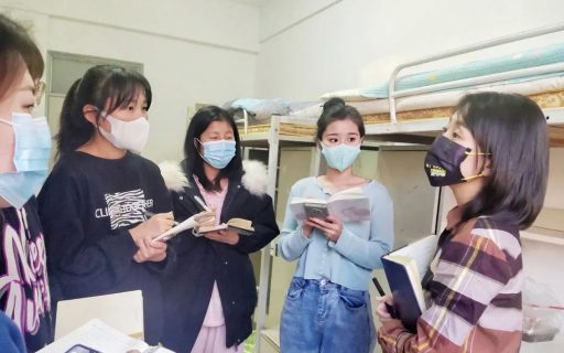 我才不慌，因为有最可爱的辅导员跟我在一起呀！