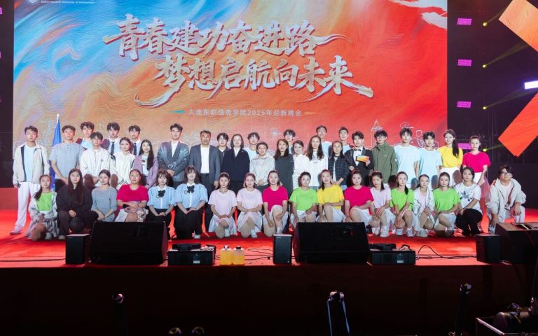 当秋日操场盛满星光:我以继教学子之名,赴东软之约