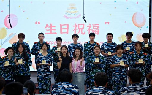 迷彩青春，有你更暖！这场军训生日会，满是惊喜与感动
