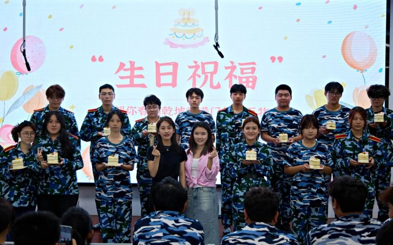 迷彩青春,有你更暖!这场军训生日会,满是惊喜与感动